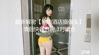 美女玩手机射精在她身上