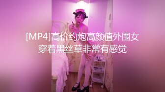 ★☆震撼福利☆★十二月新流出大神潜入水上乐园更衣间四处游走偷拍眼镜妹的胸真完美不知道是不是人造的