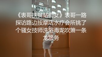 两个黑皮玩白狗