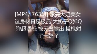 新来的妹子面罩挡不住的风情，镜头前的诱惑表情好骚，伸着性感的舌头要舔狼友鸡巴，自慰逼逼呻吟淫水好多