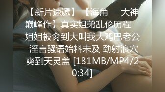 两01年萝莉萌妹双飞，帮忙抬腿看着姐妹被操，轮流爆插