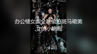 P站红人Fullfive全裸在古朴的村落里闲逛 找个舞台自慰喷水