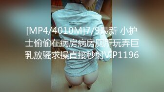 SPA女子养生馆骚逼女顾客玩起了3P，这次胖哥美了， 揉奶又抠逼草逼他还先来让小哥草嘴，按摩床上各种抽插