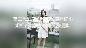 商场厕所偷拍 妹子尿急裤子偏偏又难解开 差点尿裤子上