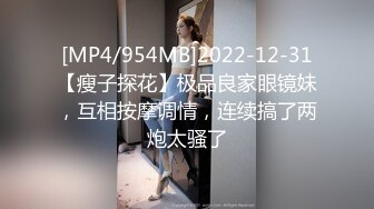 用金钱征服的女神，拉去开房跪舔大鸡巴，小手肌肤还挺白嫩的 怎么就会崇拜钱了呢！