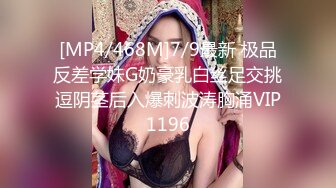 古铜色东方小美女和东欧白嫩美女一起玩3P同时玩大肉棒阴道插着吃逼