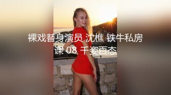 黑丝露脸这妞子极限拉扯骚逼，玻璃瓶子都往逼里塞，表情狰狞刺激，浪叫不断，驴鸡巴一样的道具一插到底刺激