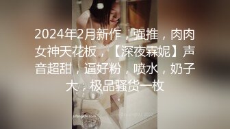 颜值很高的女神尤物全程露脸精彩大秀直播，逼逼粉嫩毛毛多性欲旺盛，揉奶玩逼看特写，伸着舌头要舔狼友鸡巴