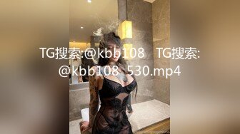 餐厅女厕偷拍牛仔裤美女的小嫩鲍