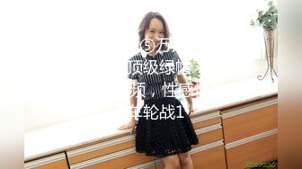 小妹没烦恼，全程露脸看着就好骚，小嘴舔弄假鸡巴好诱人，道具疯狂抽插蹂躏骚穴，呻吟可射表情好骚不要错过