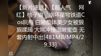 [MP4/ 819M]&nbsp;&nbsp;蒙面大哥双飞露脸姐妹花，黑丝情趣好诱惑，床上床下爆草抽插浪叫不断，好姐姐在旁观战