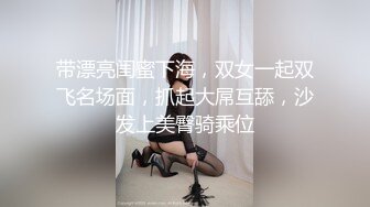 白嫩嫩的洋妞被黑鬼压在身下操得脚丫子都绷直了