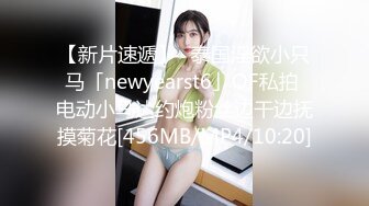 [MP4/ 1.57G] 颜值不错的风骚女模特，大辫子漏出骚奶子诱惑狼友跟两位大哥激情3P