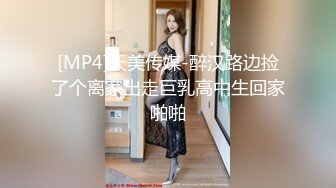 駭客盜錄肉感美女浴後裸露飽滿雙峰玩手機