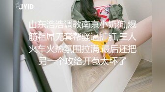 某公厕蹲守偷拍连衣短裙漂亮的少妇逼口大开追到外面拍脸