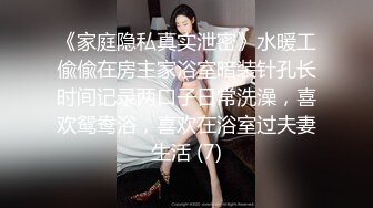 内谢有点丑萌的青春呆萌妹子,情趣猫耳朵,趴在男友双腿中大口吃J8,直接内谢