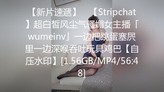 风骚少妇逼里塞个跳弹勾搭在网吧上网的小哥，到卫生间里激情啪啪，口活大鸡巴被小哥站着后入爆草抽插呻吟