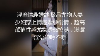 哥哥在外工作，我在家里玩弄嫂子。小侄子在客厅玩吃鸡游戏，我也让他妈妈吃我的鸡，后入时还要问嫂子，我哥操的爽，还是我这个弟弟操的爽