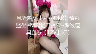 理發店沙發上坐等女伴氣質美女,微張的白皙美腿不慎露出私處,甜美聲音更是聽醉了