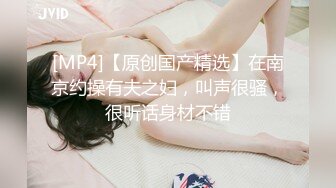 人妻熟女，黑丝大屁股骚女，很会玩翘起自摸勾引，半脱下裤子揉骚穴，半蹲姿势后入