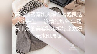 ⚫️⚫️青春无敌真实举牌定制，微胖邻家乖乖女应大神【晓曦哥】高价私拍，紫薇楼道露出放尿掰穴掰菊花，看脸对比行为非常反差