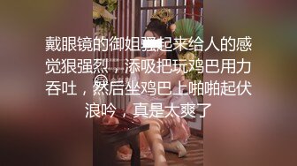 超粉的妹子奶瓶酱，丝袜情趣装诱惑微露脸勾搭，无毛白虎逼自己抠穴