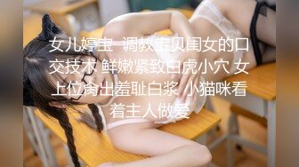 新全景！光板无毛的美女，尿尿泛着水花