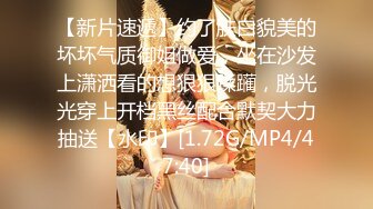 风骚的大奶少妇玩3P，让两个男人一起吃奶子好骚，嘴里同时含两根鸡巴舔弄，前插后入占满两个骚洞好不刺激