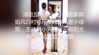 澡堂子偷拍害羞躲在角落泡澡的美女+闷闷不乐的小美女洗屁屁