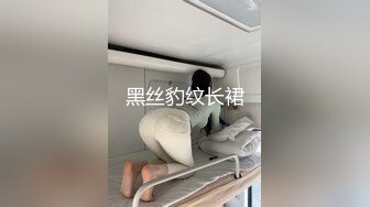 露脸少妇求调教，黑丝高跟情趣，乖巧听话让大哥道具双插逼逼和菊花，尿尿给狼友看淫声荡语滴蜡刺激