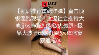 烫发小伙有这样的女友真的是幸福死了，还配合男友用手机拍摄嗨死了