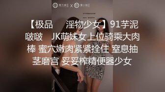 大神尾随偷拍美女裙底风光棕色开叉裙身高170+极品美女盏灯底下抄底白内内