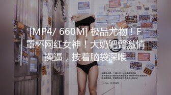 时尚带眼镜超大G奶美女揉奶自摸诱惑秀，极品粉嫩一线天肥逼，摸两下就出了很多水，近距离特写逼逼收缩往外流水